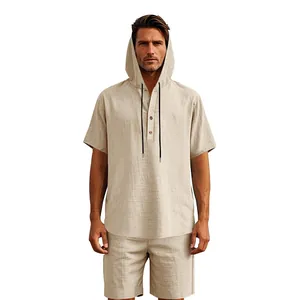 Completo estivo da uomo con camicia in lino beige con cappuccio e pantaloncini da spiaggia comodi
