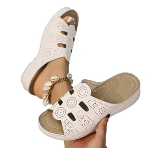 Mules à talon compensé confortables blanc cassé avec motif floral découpé au laser