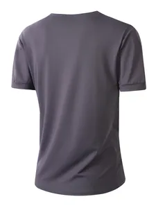 Λεπτομερής πίσω όψη ανδρικού αθλητικού T-shirt σε ανθρακί χρώμα με κοντό μανίκι και λαιμό