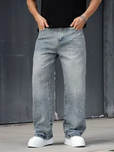 Gros plan d'un jean droit pour homme avec un motif complexe de feu d'artifice en strass