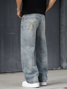 Gros plan sur un jean denim bleu clair droit avec des strass étincelants décoratifs