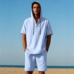 Set maschile azzurro in lino con camicia con cappuccio e pantaloncini da mare.