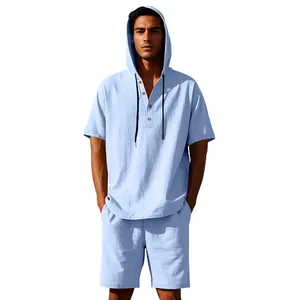 Set casual da uomo in lino azzurro con camicia con cappuccio e pantaloncini mare