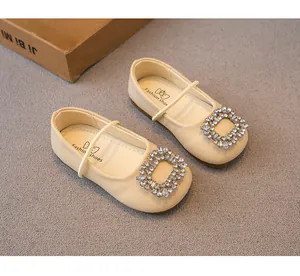 Detailansicht beige Mädchen Prinzessin Schuhe mit glitzernder Kristallschnalle und Riemen.