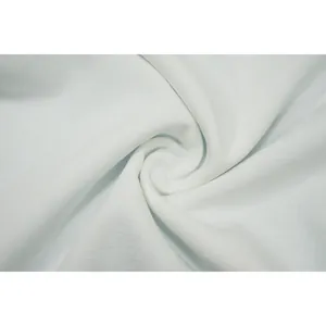 Macro della trama traspirante del tessuto di lino bianco per i pantaloni estivi da donna