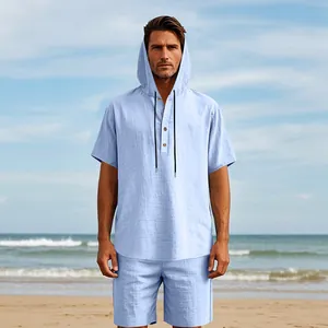 Dettaglio del set coordinato camicia con cappuccio in lino blu e pantaloncini da spiaggia.