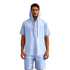 Completo estivo da uomo in lino azzurro con camicia con cappuccio e pantaloncini