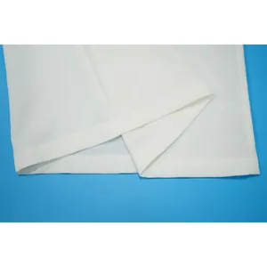 Dettaglio delle cuciture e della trama di un pantalone largo casual in lino bianco da donna.