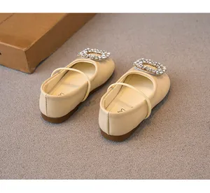 Detailansicht beige Mädchen-Prinzessinenschuhe mit schimmernden Strass-Quadrat-Schnallen