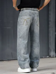 Vue arrière d'un jean bleu clair à jambe droite avec dégradé de strass étincelants