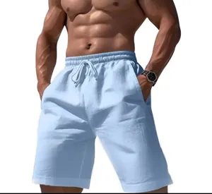 Detailopname van de lichtblauwe heren short van katoen en linnen met trekkoordtaille.
