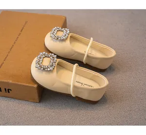 Elegante cremefarbene Prinzessinnenschuhe für Mädchen mit glitzernder quadratischer Strassschnalle
