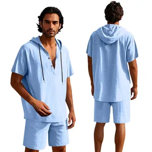 Completo estivo da uomo in lino azzurro con camicia con cappuccio e pantaloncini