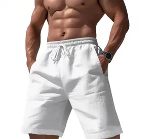 Detailopname van witte katoenen linnen shorts met elastische taille en trekkoord