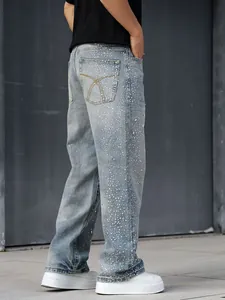 Vue détaillée d'un jean droit ample pour homme avec des ornements en strass brillants