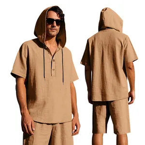 Vista frontale e posteriore del completo uomo con camicia in lino con cappuccio