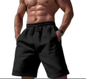 Detail van ademende zwarte linnen korte broek met trekkoord voor heren voor de zomer