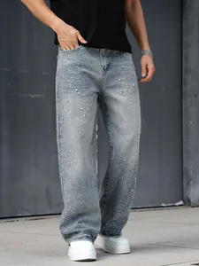 Jean homme coupe droite ample avec ornements en strass et cristaux cousus à la main.