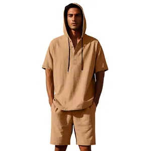 Completo estivo da uomo in lino con camicia con cappuccio e pantaloncini da spiaggia