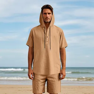 Set uomo con camicia in lino con cappuccio e pantaloncini da spiaggia per l'estate