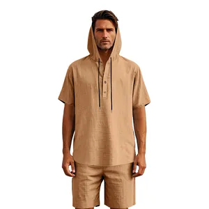 Dettaglio frontale di un set uomo con camicia in lino con cappuccio e pantaloncini