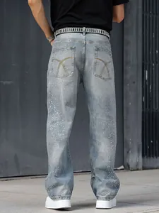 Vue arrière détaillée de jeans droits pour hommes ornés de strass brillants