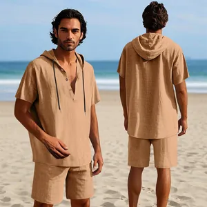 Vista fronte e retro del set da uomo con camicia in lino con cappuccio e pantaloncini in spiaggia