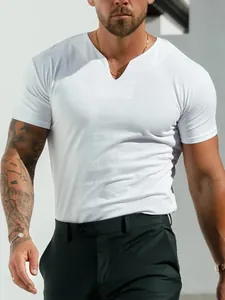 Κοντινό πλάνο σε λευκό ανδρικό t-shirt με στενή εφαρμογή, λεπτομέρειες υφάσματος.