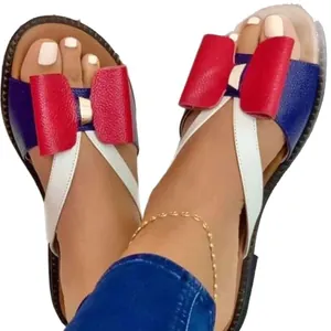 Trendy platte damessandalen met strik en rood-blauw kleurblok-ontwerp voor de zomer
