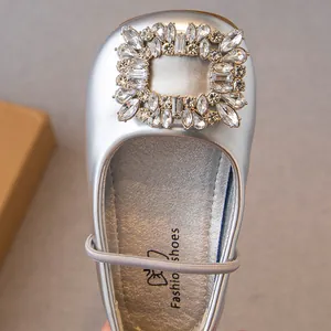Silberne Prinzessinnenschuhe für Mädchen mit funkelnder Kristallschnalle und weicher Sohle.
