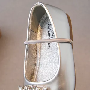 Eleganter silberner Prinzessinnen-Flachschuh für Mädchen mit Strassdetails und Gummiband