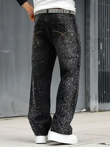 Vue arrière détaillée d'un jean noir pour homme avec ornements en strass brillants