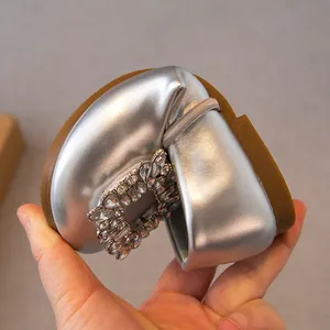 Flexible silberne Mädchen Prinzessinnenschuhe mit weicher Sohle und Strass.