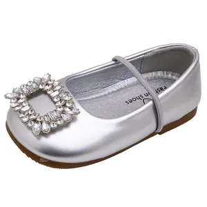 Elegante silberne Mädchen Prinzessin Schuhe mit Strassschnalle und weicher Laufsohle