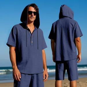 Completo uomo in lino blu con cappuccio e pantaloncini, vista fronte e retro spiaggia.