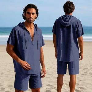 Vista anteriore e posteriore del set da spiaggia blu in lino con cappuccio.