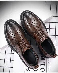Primer plano de zapatos de vestir marrones perforados y transpirables para hombre