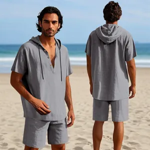Vista frontale e posteriore del set da spiaggia da uomo in lino grigio con cappuccio e shorts