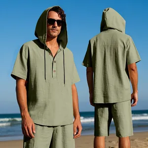Dettagli fronte e retro del completo estivo in lino verde da uomo con cappuccio.