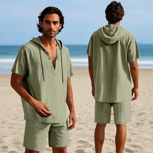 Set estivo da uomo in lino verde con camicia con cappuccio e pantaloncini su sfondo spiaggia
