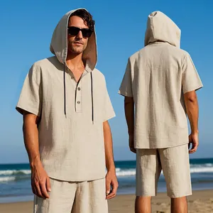 Vista dettagliata fronte e retro del set estivo da uomo camicia con cappuccio e pantaloncini