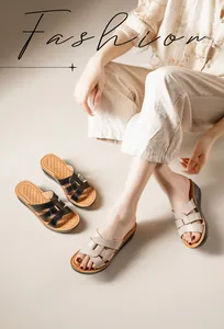 Sandales à plateforme en cuir pour femmes, beige et noir, portées par mannequin