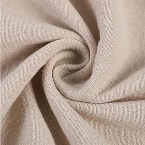 Primer plano de la textura de la tela de algodón y lino beige transpirable para pantalones