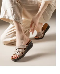 Vue détaillée des sandales compensées beige pour femme en cuir souple