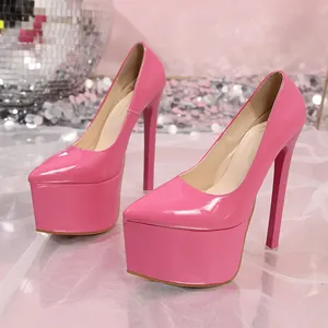 Escarpins sexy à plateforme en cuir verni rose avec talons aiguilles de 18 cm.