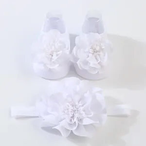 Elegante conjunto de calcetines y diadema para bebé con grandes flores de gasa en color blanco.