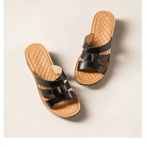 Vue de dessus de sandales plateforme en cuir noir pour femmes avec bride tressée