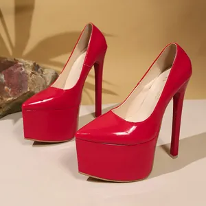 Détail latéral escarpins à plateforme cuir verni rouge talons aiguilles 18cm