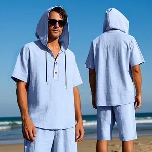 Completo estivo da uomo in lino azzurro con cappuccio e pantaloncini, fronte retro