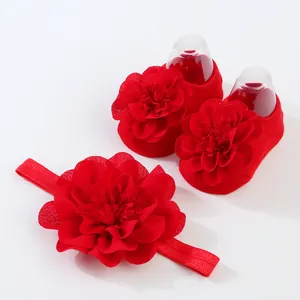 Detalle del conjunto de calcetines y diadema rojos para bebé con flores grandes de gasa